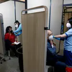 Imagen de archivo de personal sanitario administrando la vacuna contra el Covid_19 en Málaga