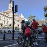 Una familia accede a la plaza del Ayuntamiento en bicicleta