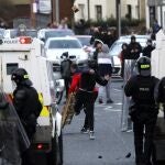 Nacionalistas de la zona católica de Irlanda del Norte en choques con la policía, ayer