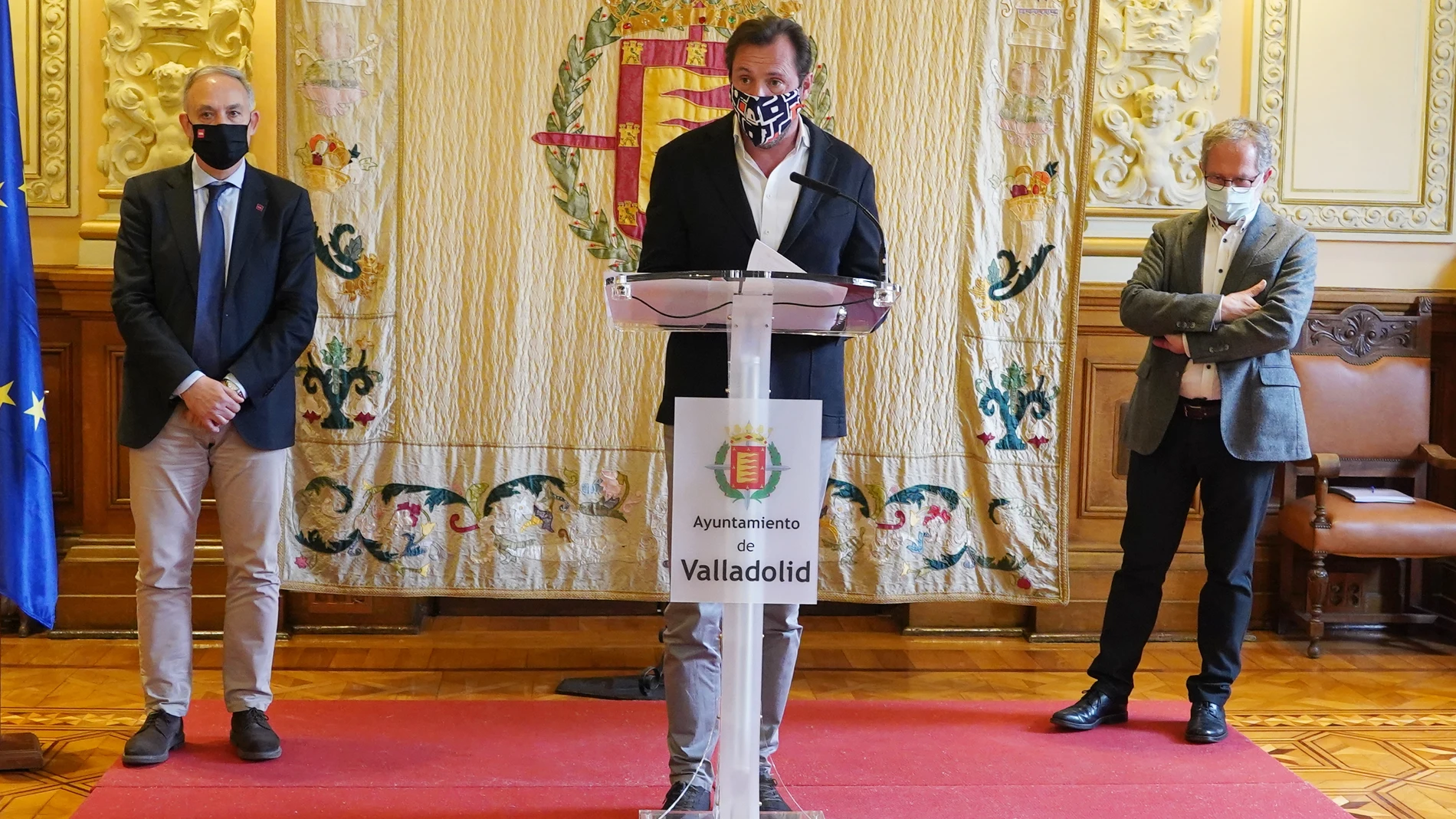 El alcalde de Valladolid, Óscar Puente, acompañado por el concejal Manuel Saravia, presenta el nuevo Plan de Vivienda