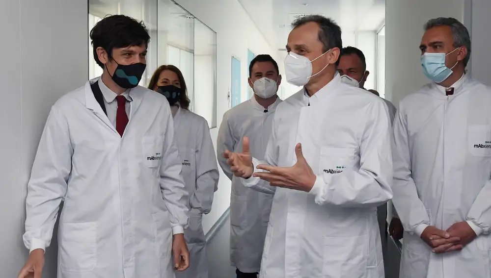 El ministro de Ciencia e Innovación, Pedro Duque, visita la sede de la compañía biotecnológica mAbxience, acompañado por el presidente de la compañía,Hugo Sigman (i), este jueves en León. EFE/J. Casares POOL