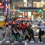 Tokyo (Japan), 08/04/2021.- Pedestrians wearing protective face mask walk across the Ginza Avenue in Tokyo, Japan, 08 April 2021. The Ministry of Health, Labor and Welfare announced on 08 April 2021 that the number of people who were dismissed or suspended due to the COVID-19 coronavirus was 100,425 as of 07 April 2021. Most affected people are in Tokyo and Osaka, mostly in restaurant and manufacturing industries. Tokyo and Osaka, Japan's two largest cities, are affected by a resurgence of infection cases since the central government lifted the state of emergency on 21 March. With more than 500 new coronavirus cases reported for two consecutive days in Tokyo, Governor Yuriko Koike asked the government for stronger measures to curve the spread of COVID-19 while Japanese second largest city Osaka marked highest 905 new infections to the COVID-19. (Japón, Tokio) EFE/EPA/KIMIMASA MAYAMA