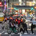 Peatones con mascarillas protectoras cruzan un paso en la Avenida Ginza de Tokio