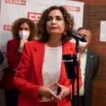 La ministra de Hacienda, María Jesús Montero, atiende a los medios de comunicación durante el acto de inauguración de la nueva sede de CC OO en Sevilla
