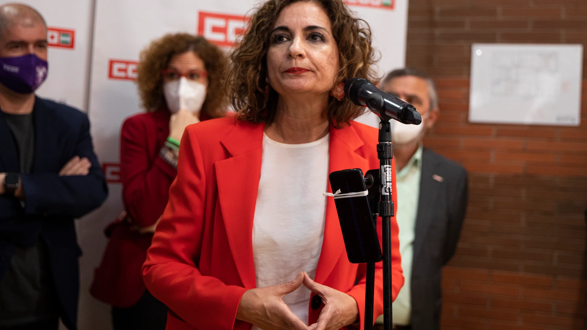 La ministra de Hacienda, María Jesús Montero, atiende a los medios de comunicación durante el acto de inauguración de la nueva sede de CC OO en Sevilla
