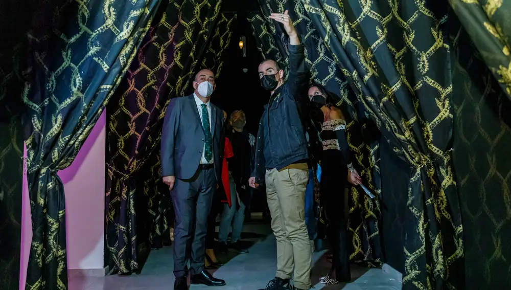 El presidente del Museo Esteban Vicente, Miguel Ángel de Vicente, junto al artista Gonzalo Borondo, presenta la exposición 'Hereditas'