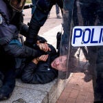 Un momento de los disturbios registrados ayer en Vallecass, en los que resultaron heridos y contusionados una veintena de agentes de Policía Diego Radames/SOPA Images via ZU / DPA07/04/2021 ONLY FOR USE IN SPAIN