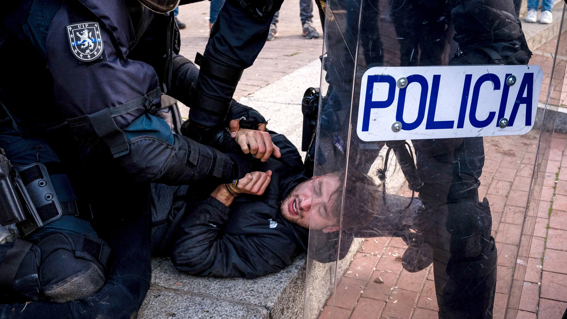 Un momento de los disturbios registrados ayer en Vallecass, en los que resultaron heridos y contusionados una veintena de agentes de Policía Diego Radames/SOPA Images via ZU / DPA07/04/2021 ONLY FOR USE IN SPAIN