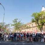 Cientos de trabajadores de Abengoa se han concentrado este jueves ante el Parlamento de Andalucía para reclamar el mantenimiento del empleo actual ante la situación que atraviesa la compañía, en concurso voluntario de acreedores.EFE/ Raúl Caro.