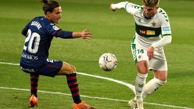 Jaime Seoane con el Huesca. EFE / Javier Blasco.