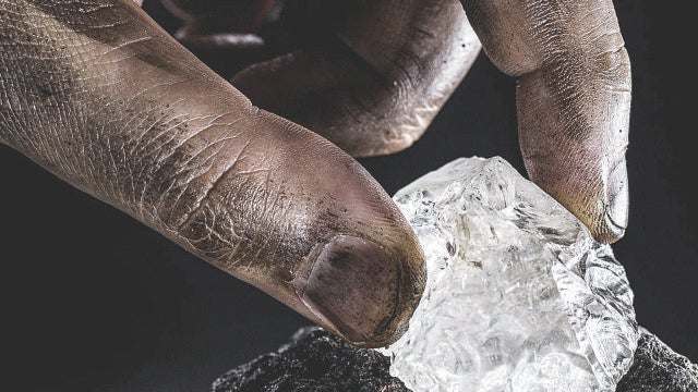 La petalita o la castorita es un mineral importante para obtener la fuente de la industria de las baterías de litio