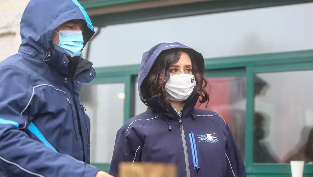 El presidente de la Junta de Castilla y León, Alfonso Fernández Mañueco y la presidenta de la Comunidad de Madrid, Isabel Díaz Ayuso durante su visita al Puerto de Navacerrada, a 9 de abril de 2021, en Cercedilla, Madrid (España). La visita la han realizado para conocer cómo afecta a trabajadores, deportistas y hosteleros el cierre de tres de sus pistas de esquí, que tuvo lugar el pasado 31 de marzo.09 ABRIL 2021;NAVACERRADA;PP;PARTIDO POPULAR;AYUSO;4MRicardo Rubio / Europa Press09/04/2021