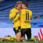 Haaland y Reus celebran el gol del Borussia Dortmund al Manchester City en la Champions