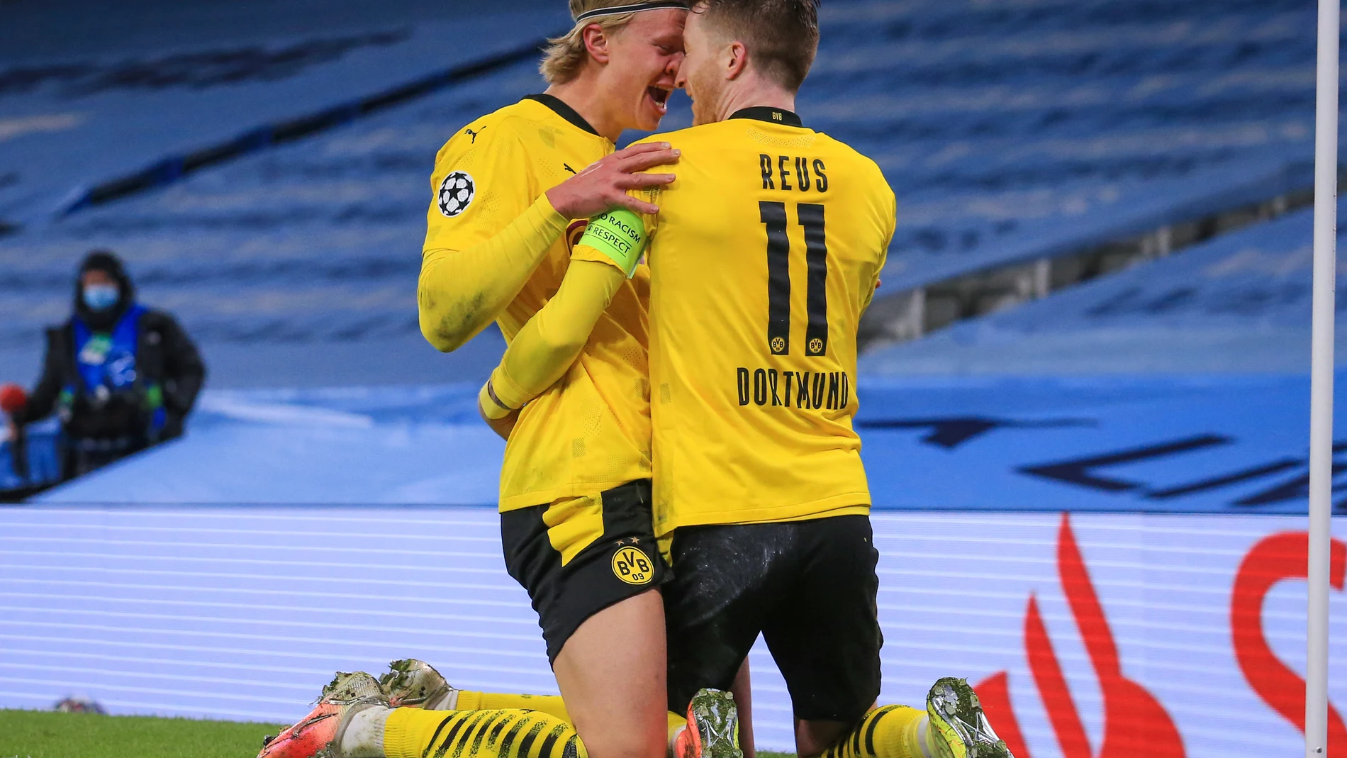 Haaland y Reus celebran el gol del Borussia Dortmund al Manchester City en la Champions