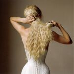 Fotografía de Irving Penn donde se retrata a una mujer desenredándole el pelo
