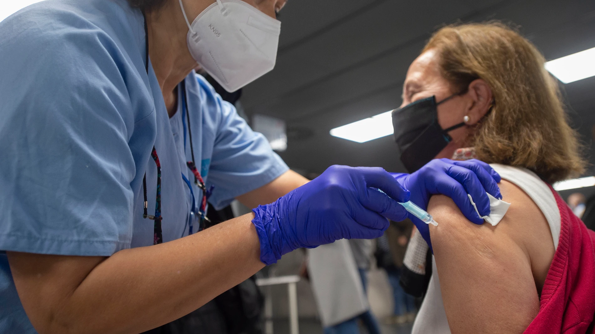 Una trabajadora sanitaria administra la primera dosis de la vacuna AstraZeneca contra el Covid-19 a una persona en el Wizink Center, en Madrid