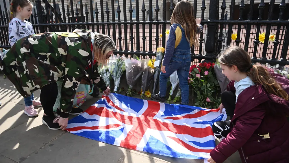Londinenses muestran sus condolencias por el fallecimiento del duque de Edimburgo