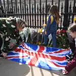 Londinenses muestran sus condolencias por el fallecimiento del duque de Edimburgo