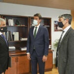 El consejero Ángel Ibáñez y Santiago Fernández Martin conversan con el presidente de la Asociación e Víctimas del Terrorismo de Castilla y León, Sebastián Nogales