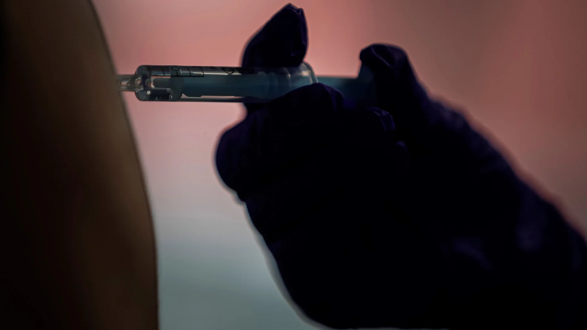Una persona recibe una dosis de la vacuna contra la Covid-19 en el Wizink Center de Madrid