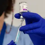 Una trabajadora sanitaria sostiene una dosis de la vacuna de AstraZeneca, ayer en el WiZink Center de Madrid
