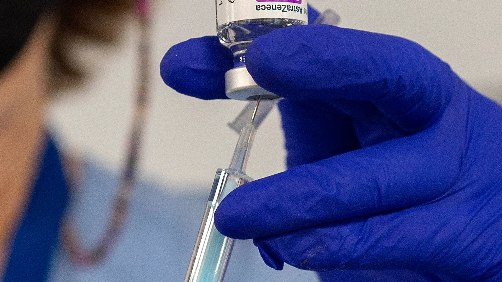 Una trabajadora sanitaria sostiene una dosis de la vacuna de AstraZeneca, ayer en el WiZink Center de Madrid