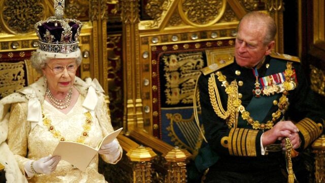 Isabel II y el duque de Edimburgo, en la apertura del Parlamento. EPA PHOTO WPA POOL/RUSSELL BOYCE