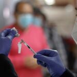 Personal sanitario prepara una dosis para la vacunación a personas de 78-79 años de edad con la vacuna Pfizer en el Centro de Salud de Ciudad Jardín de Alicante
