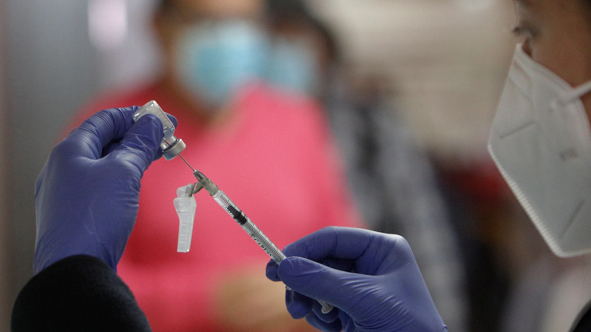 Personal sanitario prepara una dosis para la vacunación a personas de 78-79 años de edad con la vacuna Pfizer en el Centro de Salud de Ciudad Jardín de Alicante