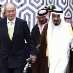 El rey Juan Carlos (i) camina de la mano con Salman bin Abdulaziz al Saud (d)