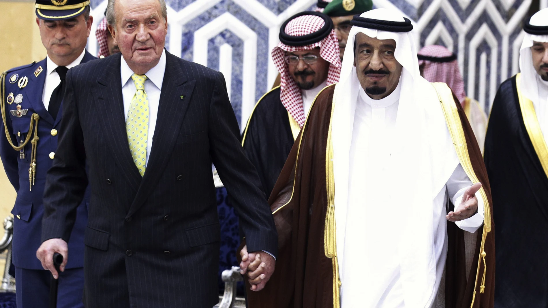 El rey Juan Carlos (i) camina de la mano con Salman bin Abdulaziz al Saud (d)