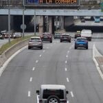 Paneles informativos en la C-31 en L´Hospitalet de Llobregat que recuerdan la movilidad limitada en la comarca tras restablecerse el confinamiento comarcal