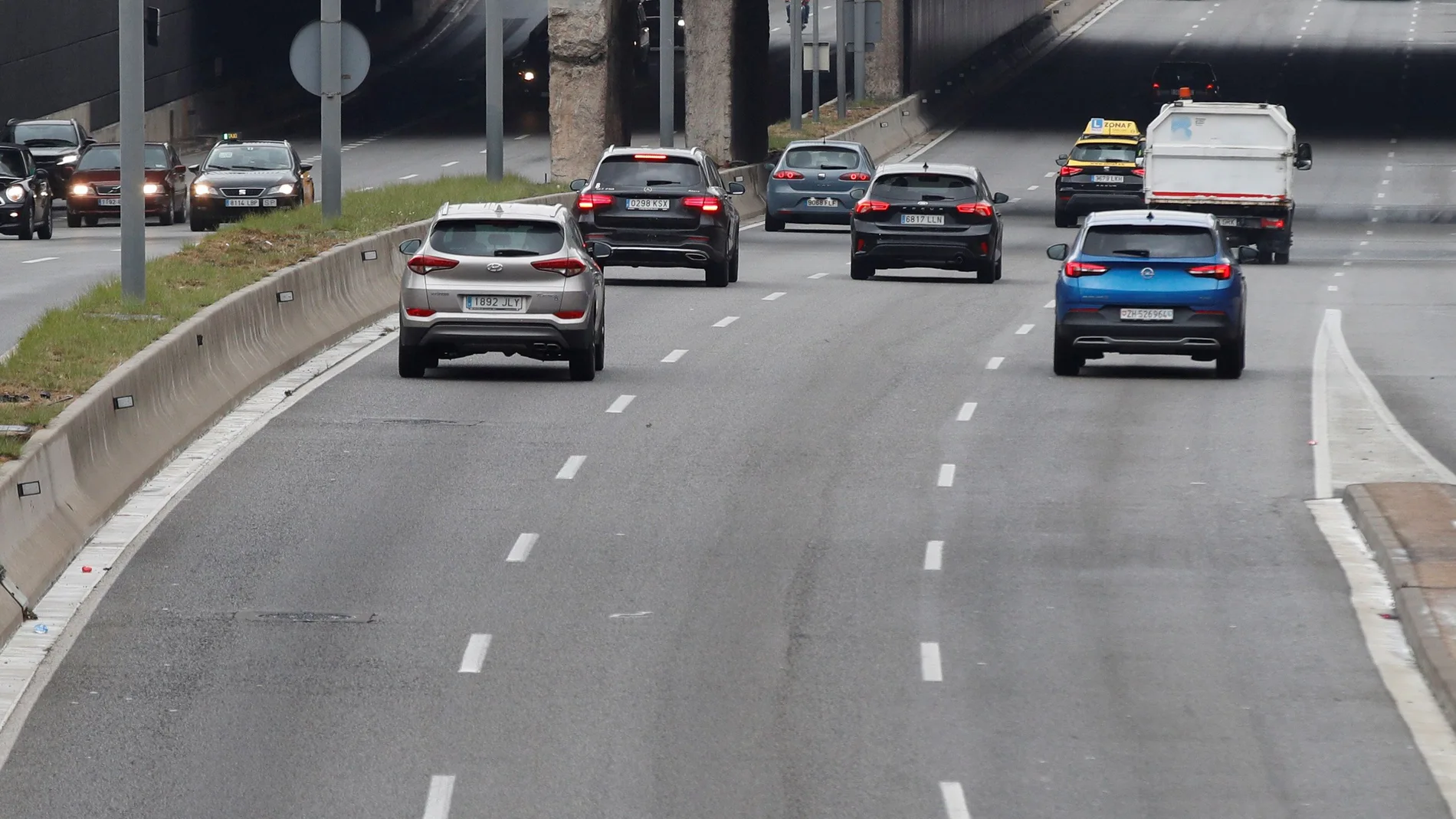 Paneles informativos en la C-31 en L´Hospitalet de Llobregat que recuerdan la movilidad limitada en la comarca tras restablecerse el confinamiento comarcal