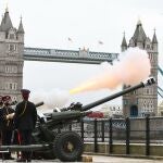 Salvas de honor por el duque de Edimburgo frente a la Torre de Londres