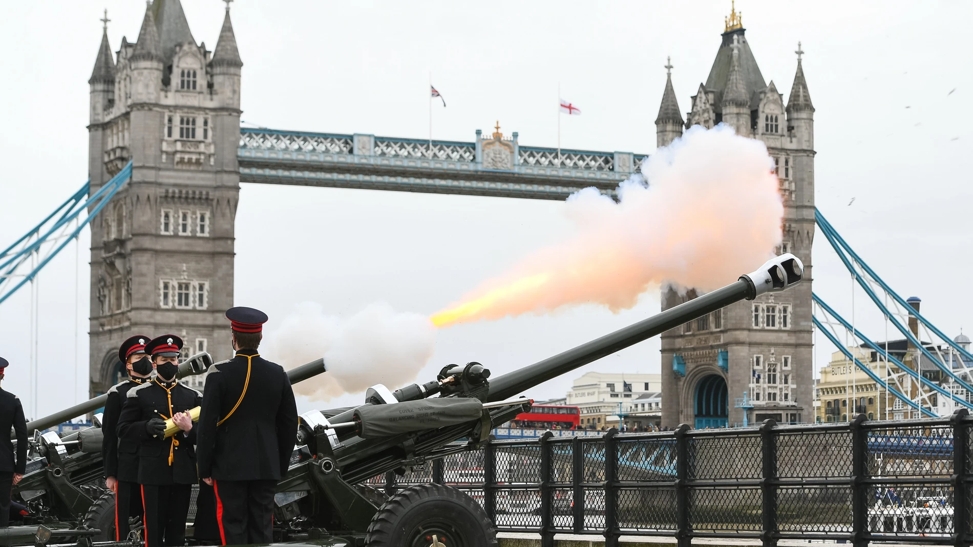 Salvas de honor por el duque de Edimburgo frente a la Torre de Londres