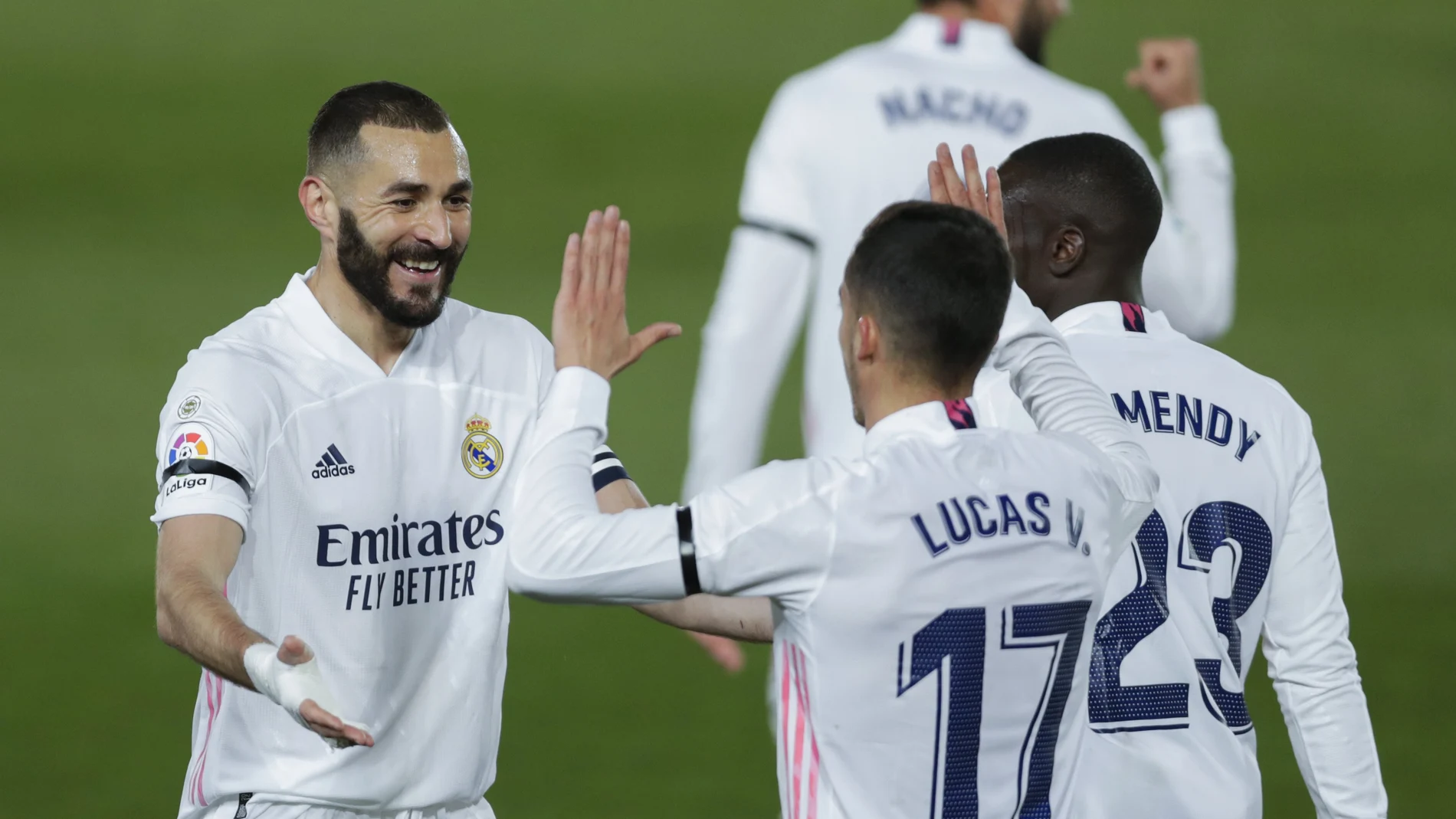 Lucas Vázquez celebra con Benzema un gol del Real Madrid.