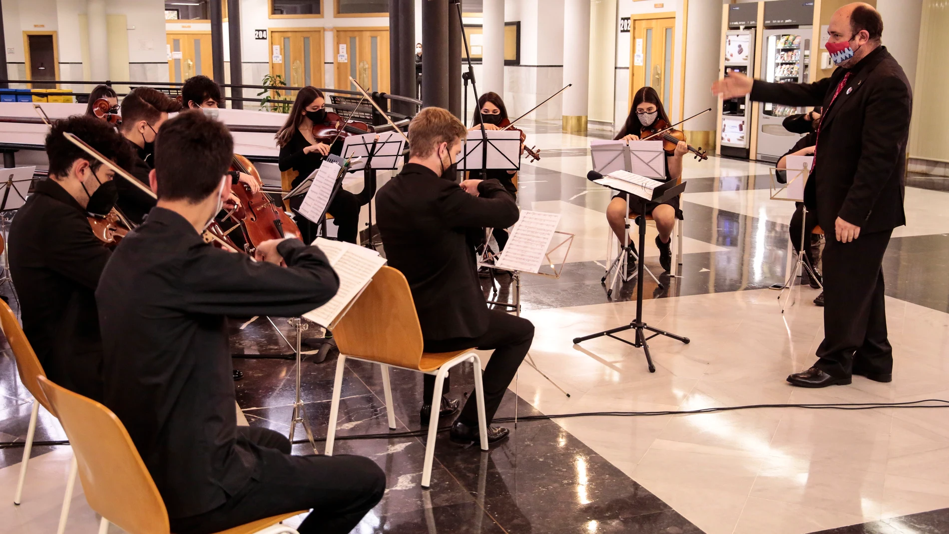 Grabación de un concierto ‘In Memoriam’, en homenaje a las víctimas de la pandemia de Covid-19, en el que intervienen la banda, la orquesta y los coros de las Juventudes Musicales de la Universidad de León