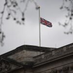 La bandera británica ondea a media asta en el Palacio de Buckingham en Londres