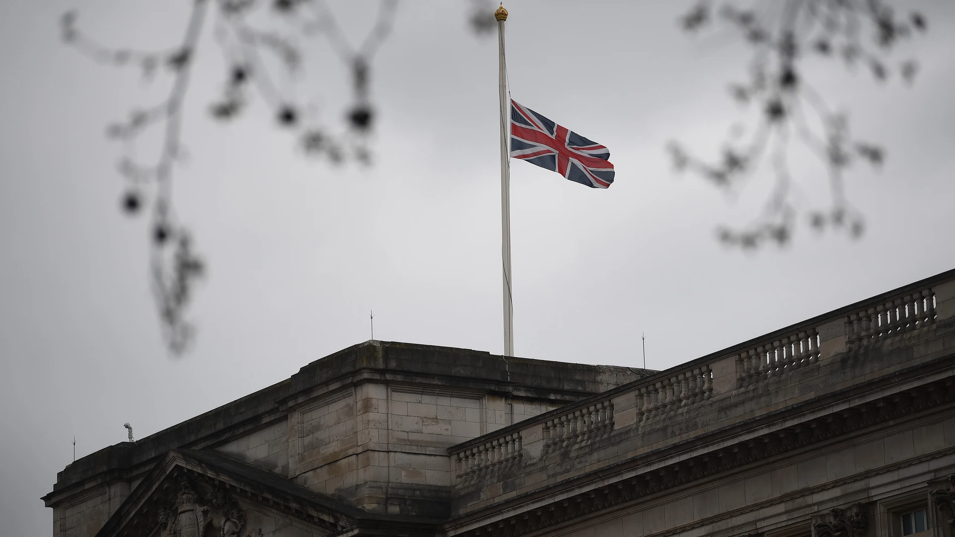 La bandera británica ondea a media asta en el Palacio de Buckingham en Londres