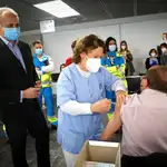 El consejero de Sanidad de Madrid, Enrique Ruiz Escudero (i), visita el punto de vacunación contra la covid-19 instalado en el pabellón Wizink Center de Madrid.