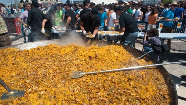 Las paellas universitarias de 2019 se convirtieron en un macrobotellón