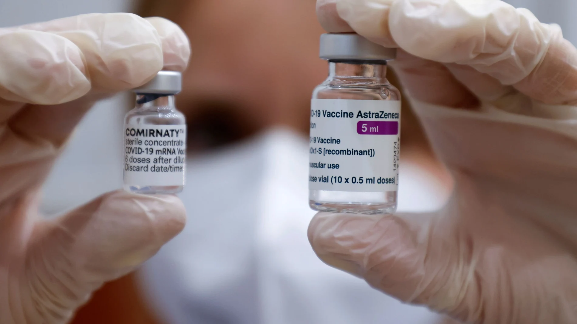 Un doctor muestra la dosis de los viales de las vacunas de Pfizer-BioNTech Comirnaty y AstraZeneca en su consulta médica en Berlín