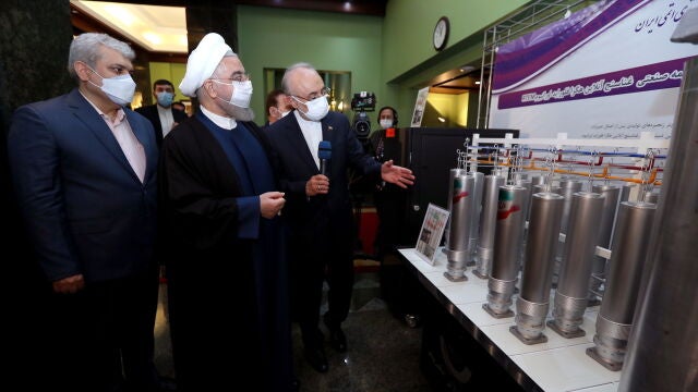 El presidente iraní, Hasan Rohani, visita una exposición en Teherán por motivo del Día de la Tecnología Nuclear