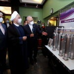 El presidente iraní, Hasan Rohani, visita una exposición en Teherán por motivo del Día de la Tecnología Nuclear