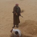 El yihadista obliga a a cavar su tumba a la víctima a la que, instantes después, va a asesinar
