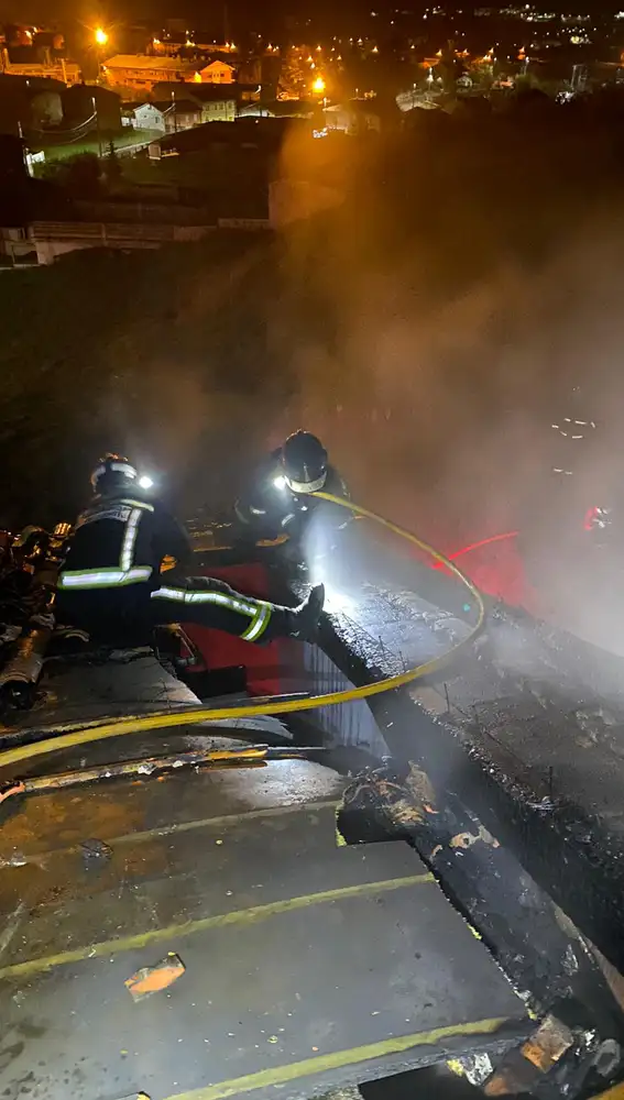 Los Bomberos de León sofocan el incendio de una vivienda en Alcedo de Alba