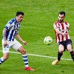 Iñigo Lekue, a la derecha, en un partido que enfrentó al Athletic con el Alavés.