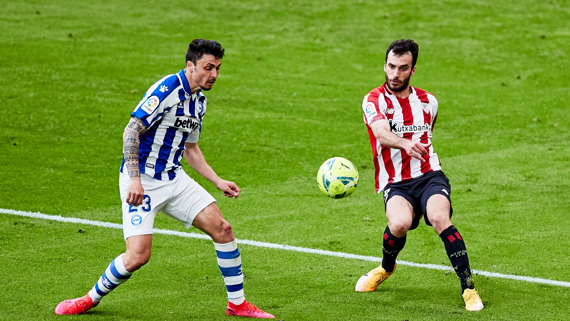 Iñigo Lekue, a la derecha, en un partido que enfrentó al Athletic con el Alavés.