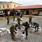Soldados descargan en Quito material para la segunda vuelta de las presidenciales