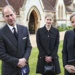 Los duques de Wessex, junto a su hija Lady Louise Windsor (Steve Parsons/Pool Photo via AP)